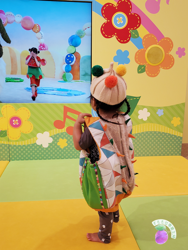 おもちゃ王国内の"こどもスタジオ NHK キッズキャラクター大集合！"でピカピカブーを踊る２歳娘。はるちゃんもフレームイン。
