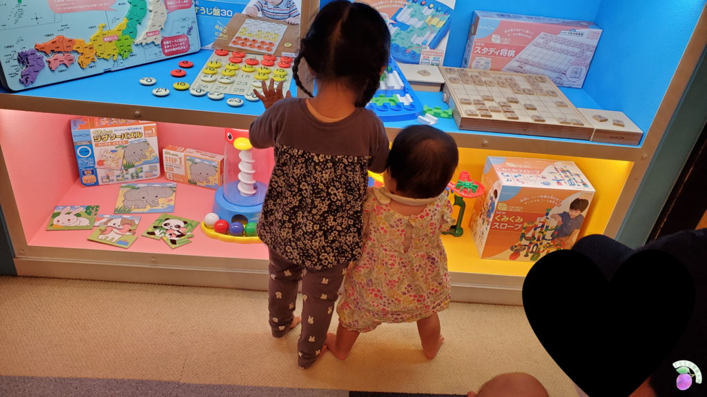 おもちゃ王国のくもんパーク 東条湖で遊んだおもちゃたちを眺める娘二人。後ろ姿でもかわいい。