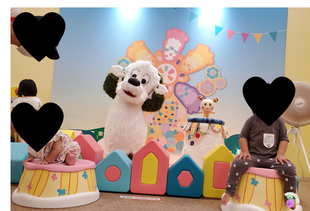 おもちゃ王国内の"こどもスタジオ NHK キッズキャラクター大集合！"で記念撮影。NHK、Eテレの人気番組の世界に入り込んでます。